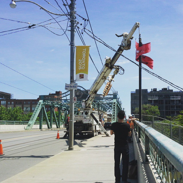 The crane lifting the new pole and sign into place on the Queen Street Viaduct.
